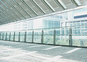 晴れて明るい日の市民病院前の歩道橋。歩道橋の東側に大学や医療センター等、様々な白いビルがつらなっています